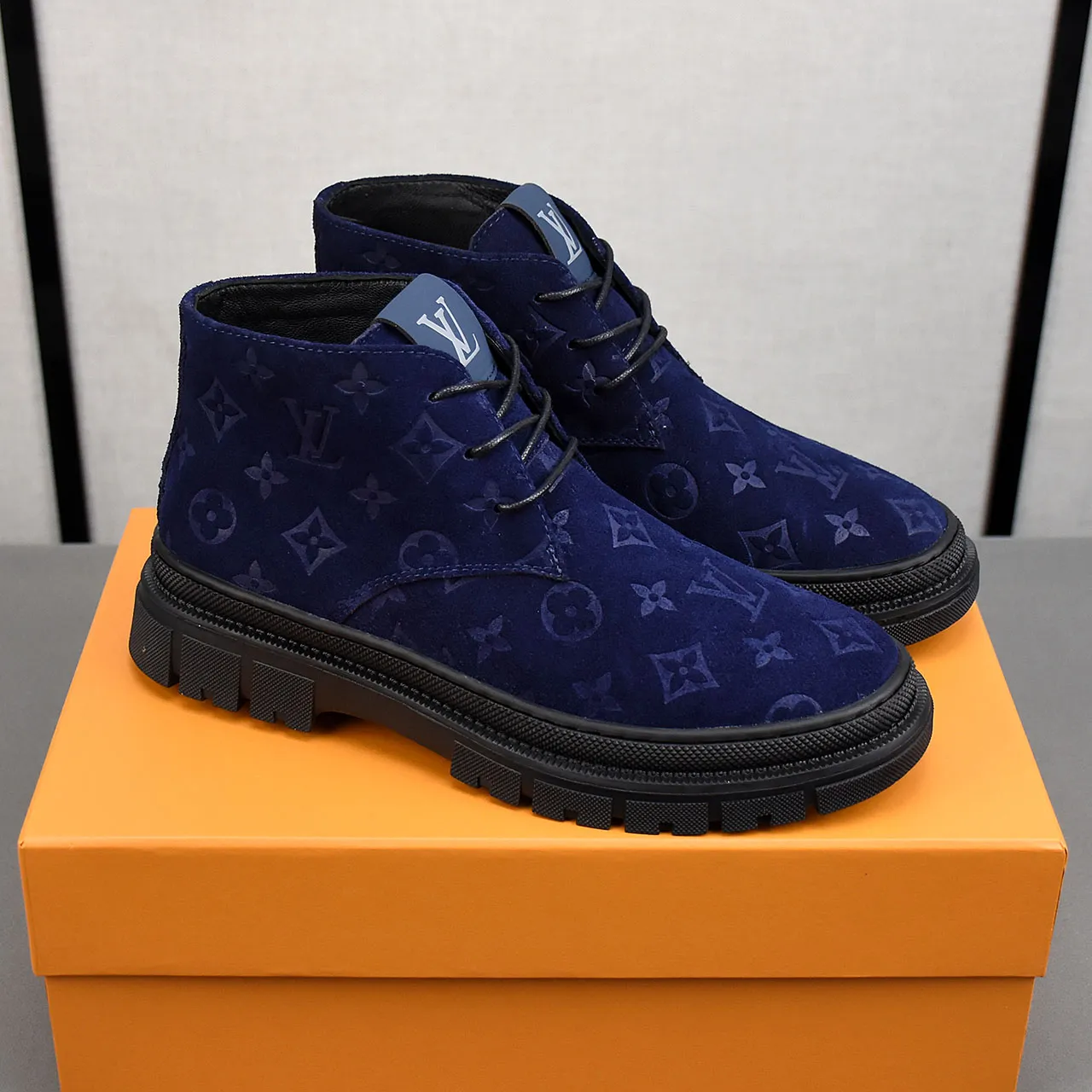 PP leather 230 gross 250👟👟👟LOUIS VUITTON LV donkey brand new thick-soled lace-up big-toe shoes men's casual shoes high-top short boots. These boots are made of waterproof nubuck to create a lightweight and comfortable shoe body. The trendy attitude of being both strong and soft makes it an everyday choice. ✔Upper: imported nubuck leather ✔Lining: sheepskin or wool ✔Outsole: molded outsole Size: 38-44